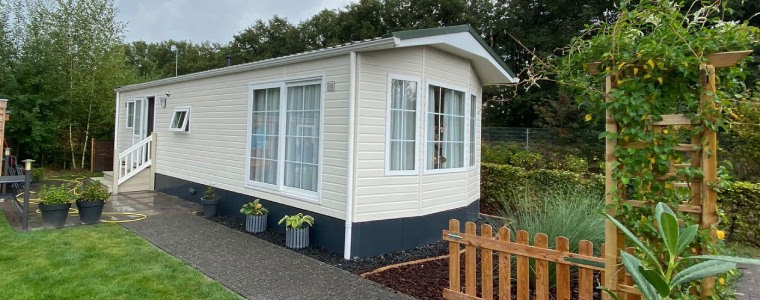 Professioneel chalet onderhoud Een gerenoveerd chalet dat straalt en minder onderhoud vereist.